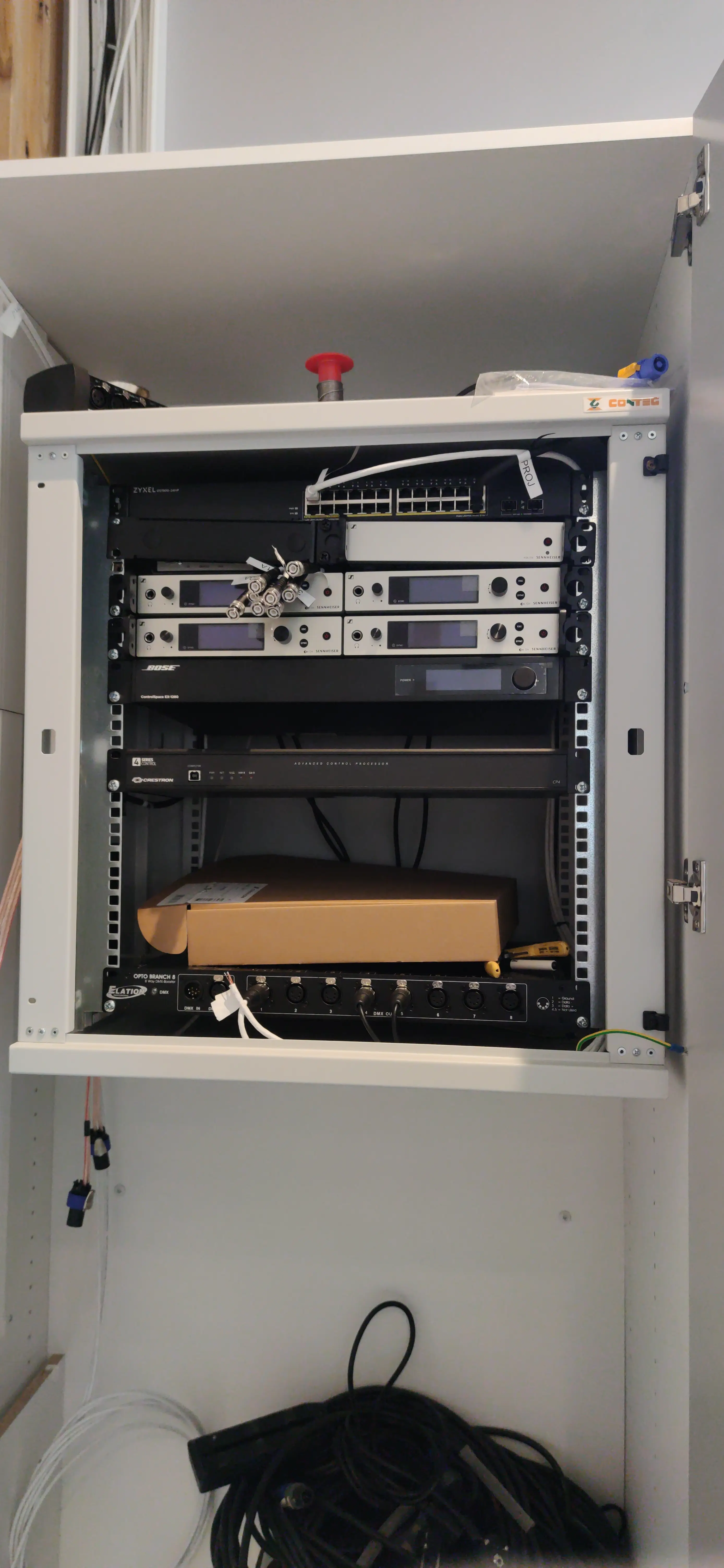 Rackskåp under montage i Minnebergsskolans aula